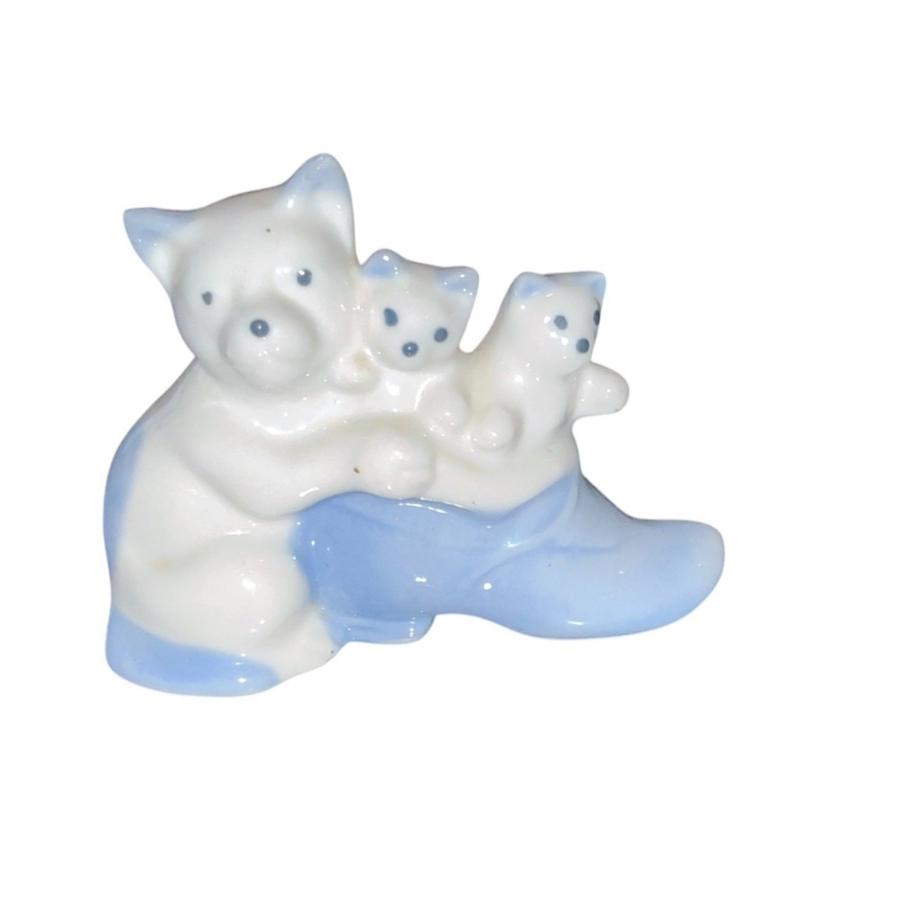Vintage "Occupied Japan" Cat & Kittens in Blue Shoe Figurine‎ - With Label